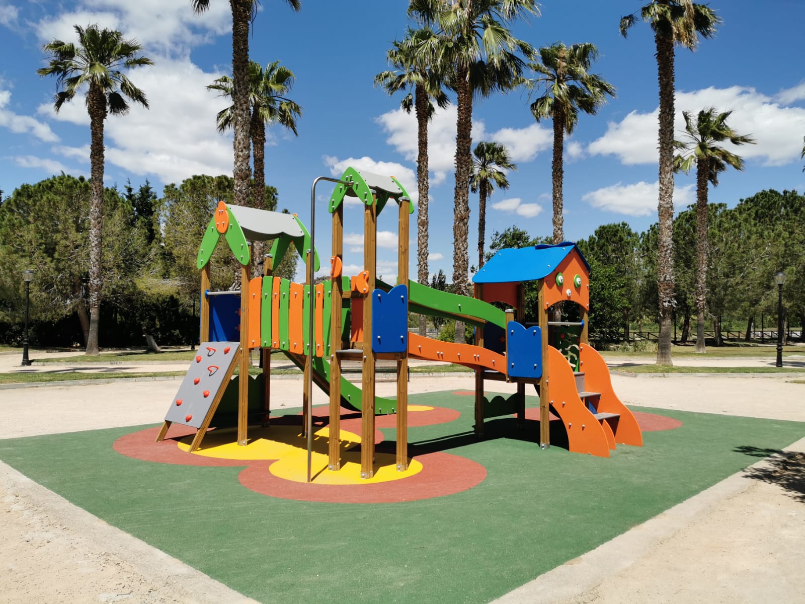 Juegos Infantiles y Suelo en parque de Montserrat