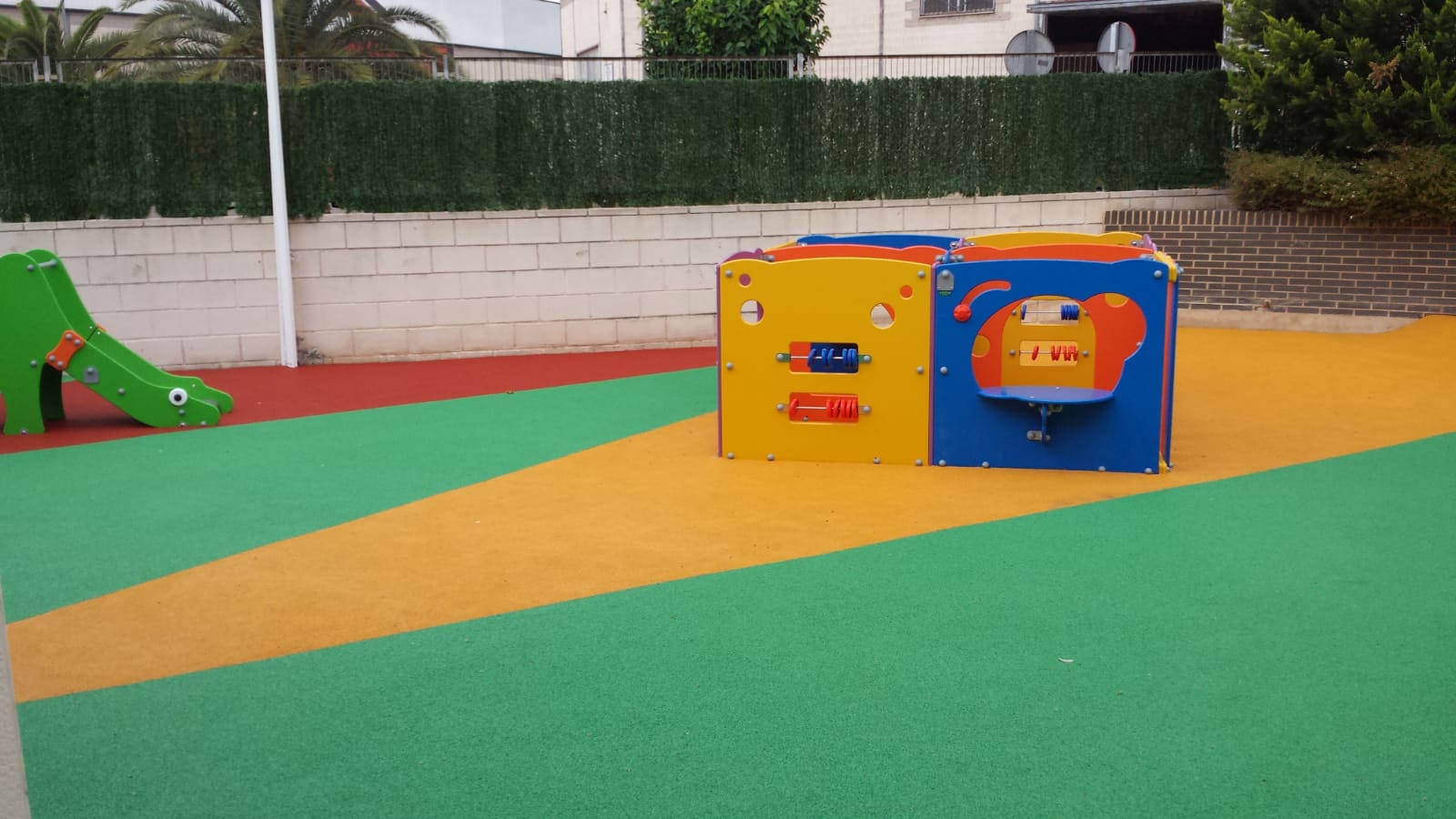 Juegos Infantiles y Suelo de Caucho en Escoleta en Silla