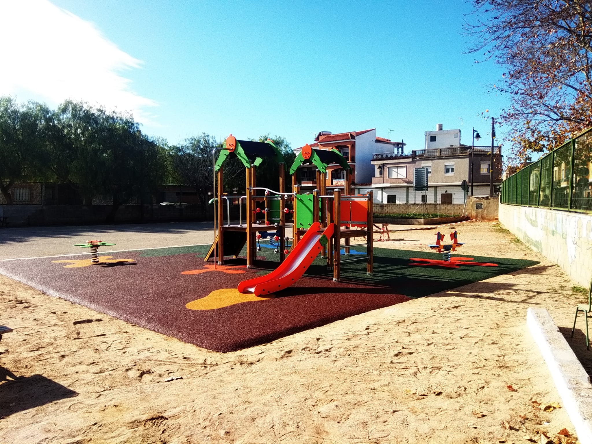 Parque infantil instalado en colegio de Rafelguaraf