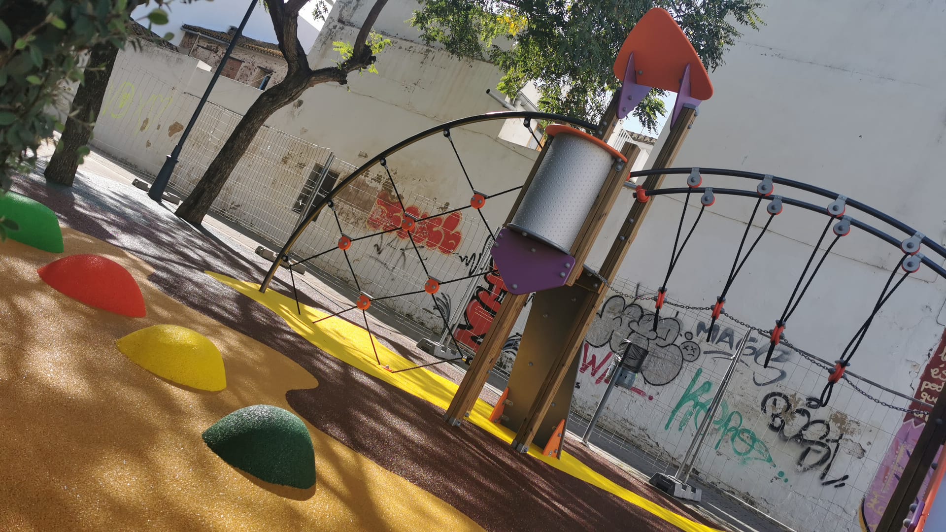 Juegos infantiles y suelo de caucho en El Puig