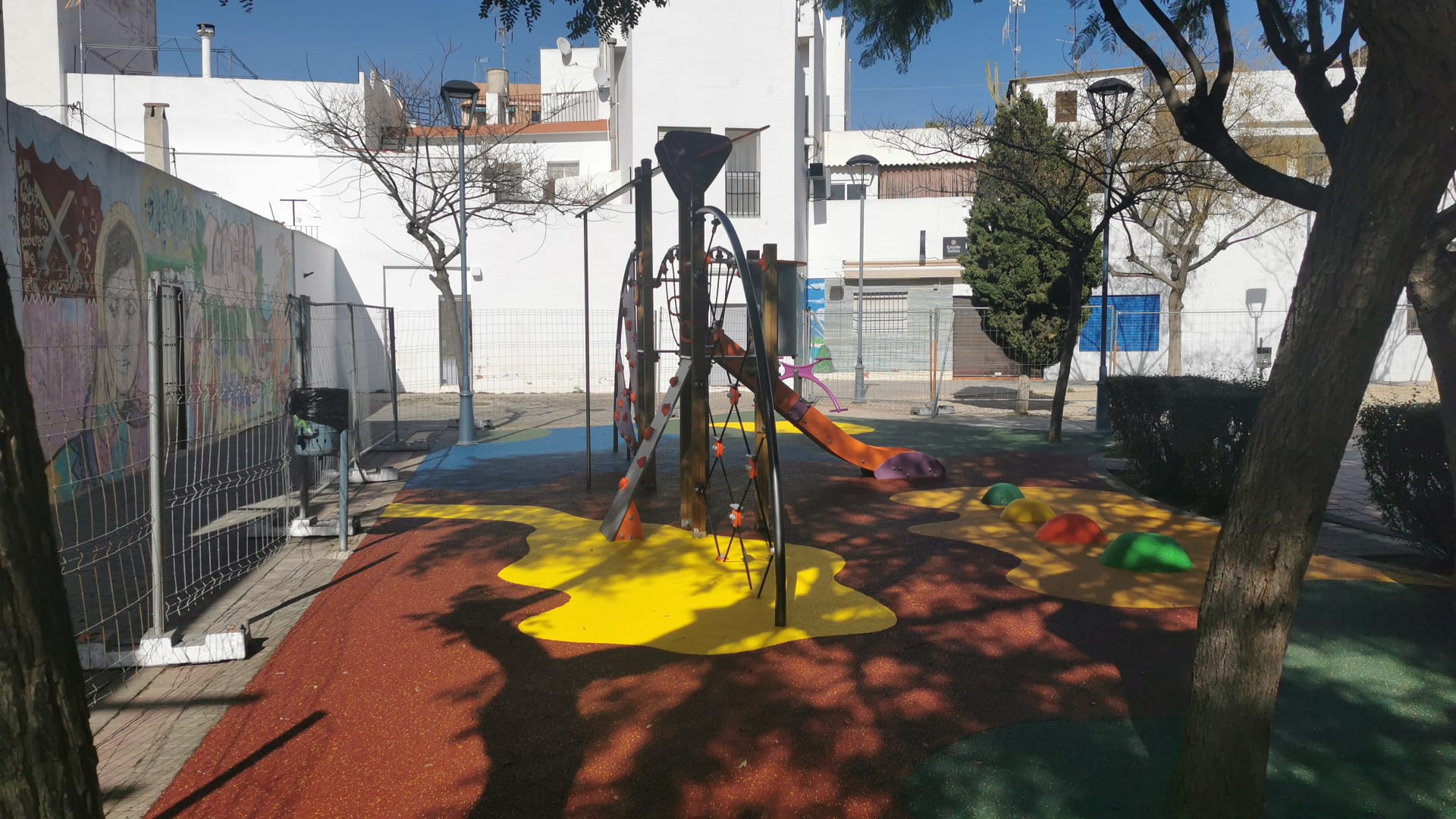 Juegos infantiles y suelo de caucho en El Puig
