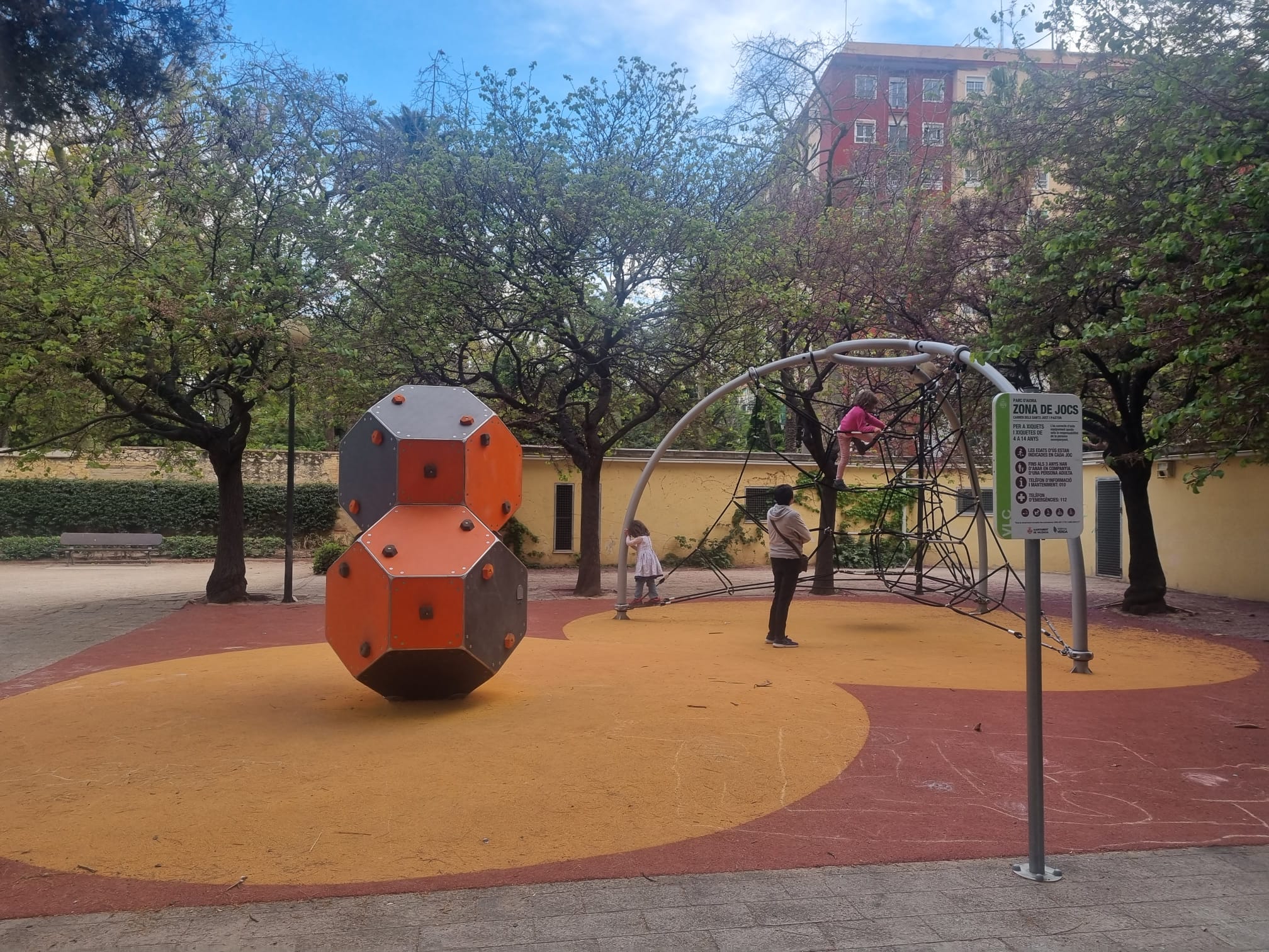 Parque infantil con rocódromo y redes en Valencia