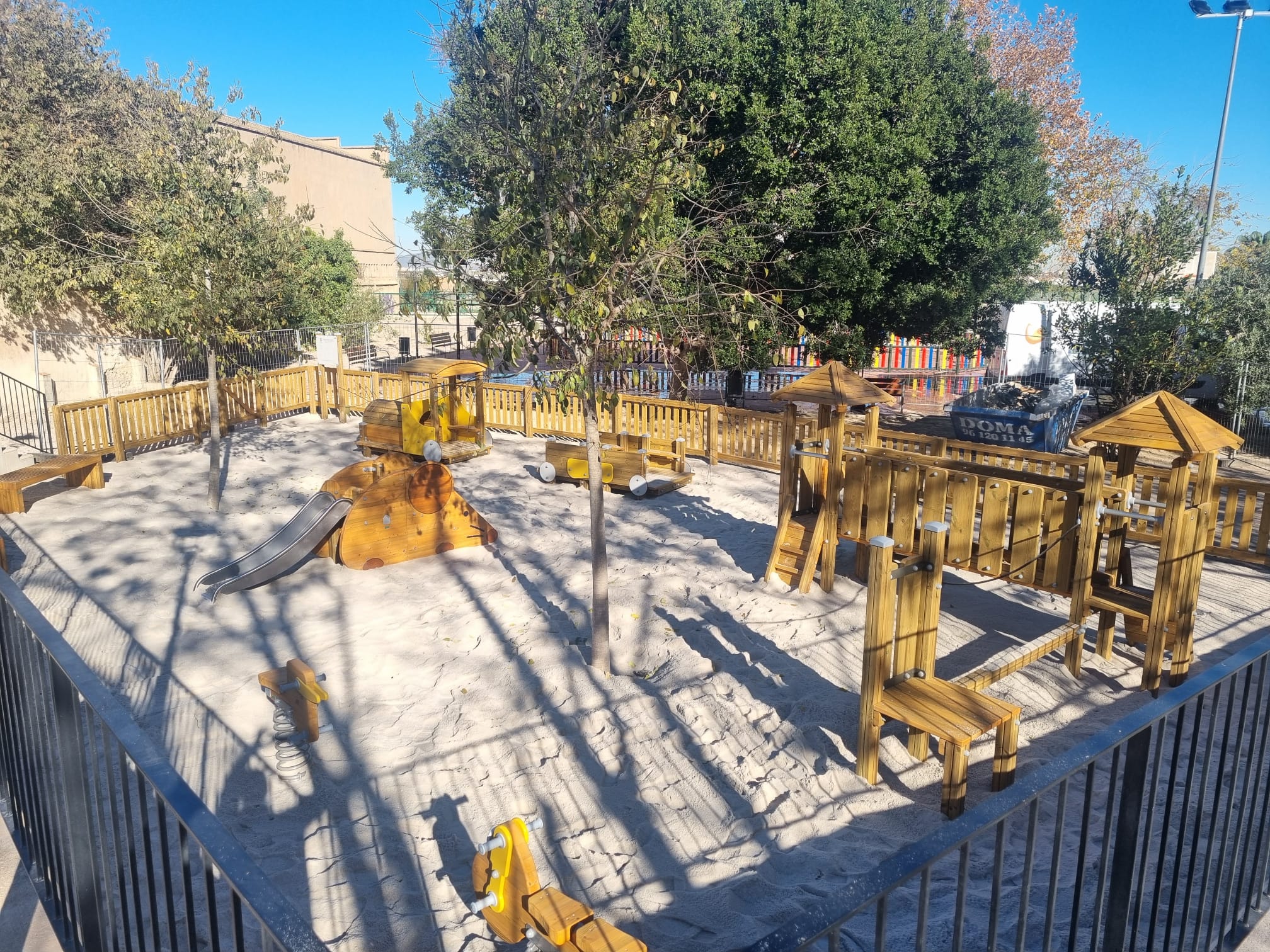 Parque infantil con pequeños juegos en Burjassot