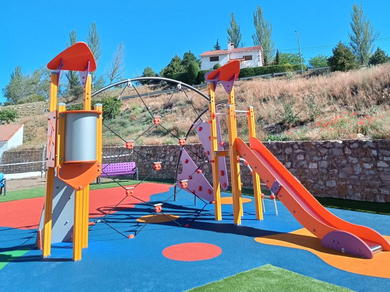 Parque infantil en Orihuela del Tremedal