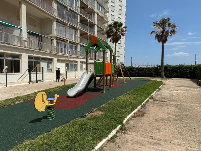 Parque infantil y suelo en residencial en El Perelló