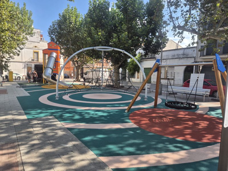 Zona de juegos infantiles en Macastre