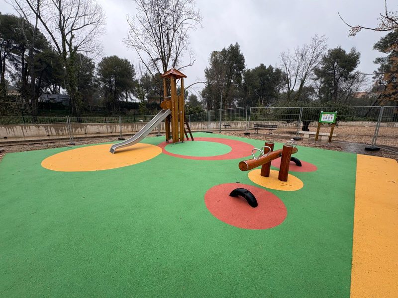 Juegos infantiles de madera de robinia y suelo de seguridad en Godelleta