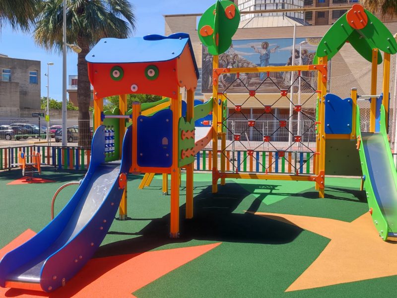 Parque infantil con vallas y suelo de caucho en Cullera